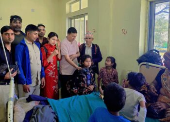 स्थापना दिवसमा बिरामीलाई फलफूल वितरण