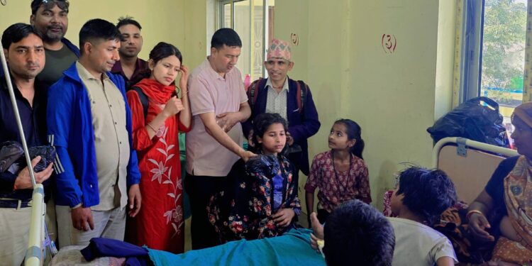 स्थापना दिवसमा बिरामीलाई फलफूल वितरण