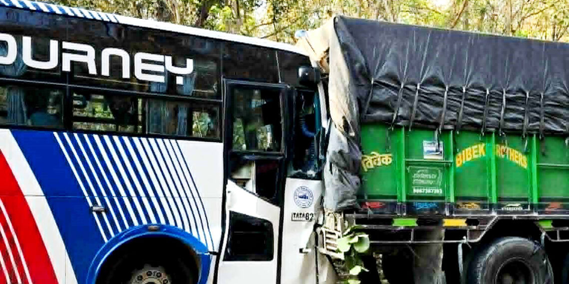 रोकिराखेको ट्रकमा यात्रुवाहक बस ठोक्किँदा ३८ जना घाइते