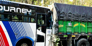 रोकिराखेको ट्रकमा यात्रुवाहक बस ठोक्किँदा ३८ जना घाइते