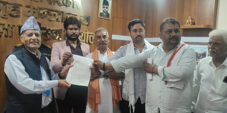 झुट्टा मुद्दा फिर्ताको माग गर्दै प्रशासनलाई ज्ञापनपत्र