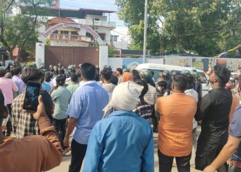 चिकित्सकले लापरवाही गरेको आरोप लगाउदै प्रदर्शन
