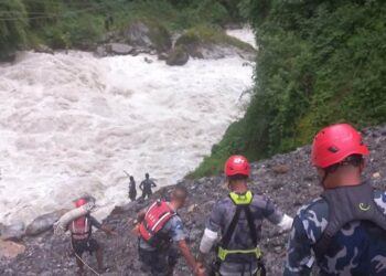 मोदी किनारमा अलपत्र तीन युवाको सकुशल उद्धार