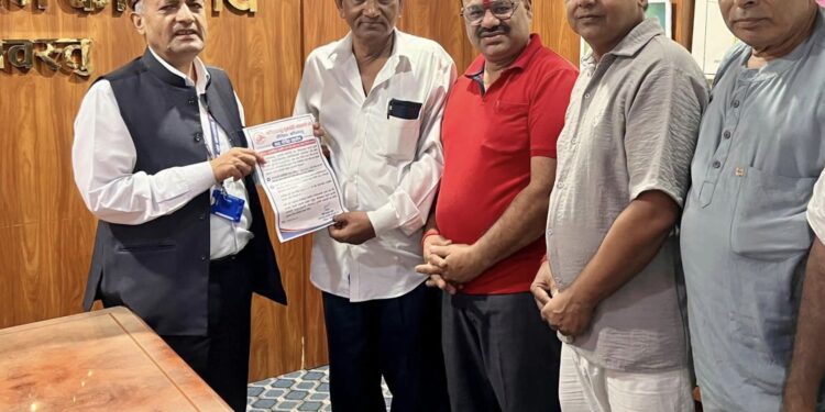 विपद्को घडीमा सुनचाँदी व्यवसायी संघ तौलिहवाको मानवीय साथ, उद्धार कोषमा १ लाख ३३ हजार ५११ सहयोग