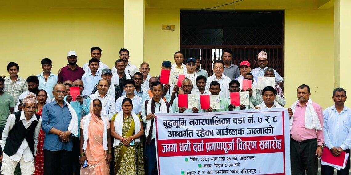 बुद्धभूमिमा ७३० घरपरिवारले पाए गाउँब्लकको लालपुर्जा