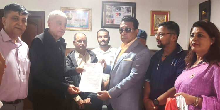 दीपक मनाङे काँग्रेसमा प्रवेश, शशांक कोइरालाले गरे स्वागत