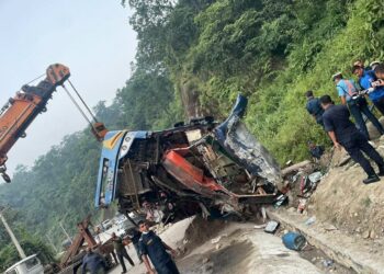 दाउन्नेमा ब्रेक फेल भएर बस दुर्घटना : ४ जनाको मृत्यु, ११ घाइते