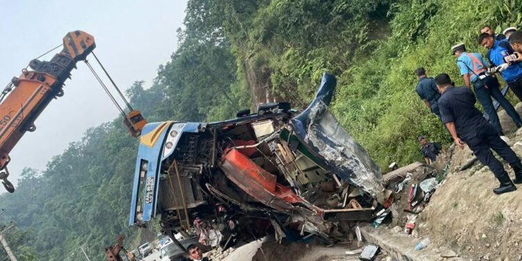 दाउन्नेमा ब्रेक फेल भएर बस दुर्घटना : ४ जनाको मृत्यु, ११ घाइते