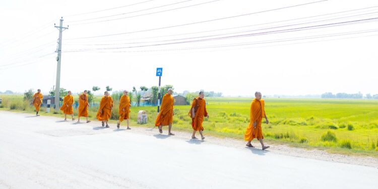 बुद्धको शान्ति सन्देश फैलाउँदै लुम्बिनीदेखि निग्रोधाराम सम्म पैदल यात्रा