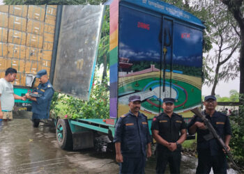 बिलमा बिजक नम्बर नभएको ५२ लाख रुपैयाँभन्दा बढीको रेडिमेड सर्ट बरामद