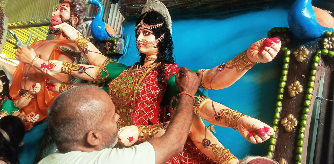 दसैँका लागि मूर्ति बनाउन भ्याइनभ्याइ