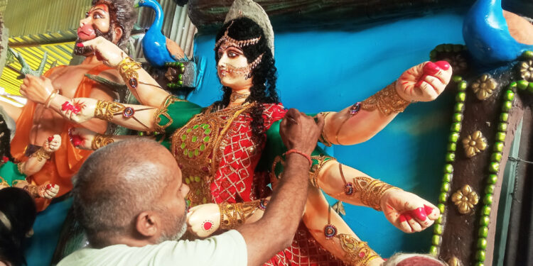दसैँका लागि मूर्ति बनाउन भ्याइनभ्याइ